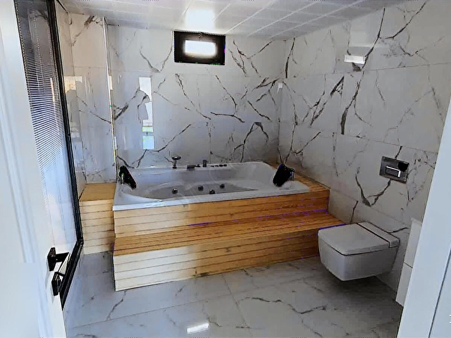 GÖLCÜKTE KLIMASIZ DOĞAL SERİNLİK GÖLE 120M LÜKS VİLLA